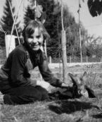 Jutta 1960 mit Hase Strolchi