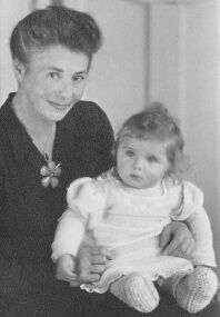 Jutta und ihre Oma 1948