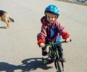 Nolan auf seinem ersten Fahrrad